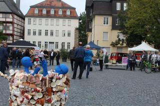 To-Go-Becher Skulptur auf dem Kirchenplatz