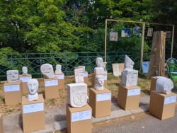 Porenbetonköpfe bei Fluss mit Flair