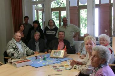 Gruppenbild in der Sozialstation bei der Übergabe der Spiele