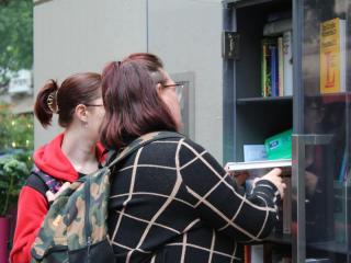 Am Bücherschrank Gießen