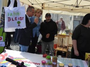 Bundeslandwirtschaftsministerin Julia Klöckner am Stand der Arbeitsloseninitiative Gießen e. V. 