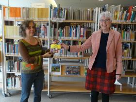 Stadträtin Gerda Weigel-Greilich und Martina Bodenmüller stellen das Streuobstkochbuch vor