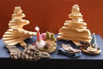 Holz-Weihnachtsbäume, Socken und andere Deko-Artikel