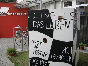 Fertige Installation "das Leben ist bunt" vor dem DGB-Haus