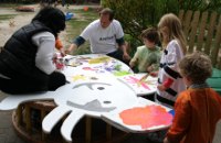 Bemalen von Tier-Wänden für einen Kindergarten