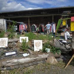 Bilder von Karla Katja Leisen beim Frühlingsmarkt in den Hardtgärten - im Hintergrund Kleidertauschparty