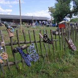 Gartenkeramik von Manfred Funk, dahinter Hardtgärten Kinderspielplatz