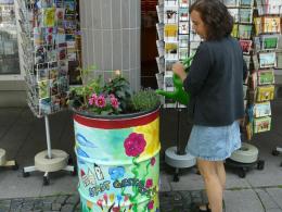 Stadtgestalten Pflanzfässer werden vor den Geschäften ausgestellt