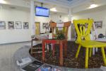 Stuhl-Installation und Fotoausstellung in der Kfz-Zulassungsstelle