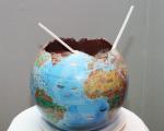 Globus - ausgehölt - Kunstobjekt