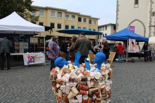 Skultpur aus Pappbechern am Tag der Regionen