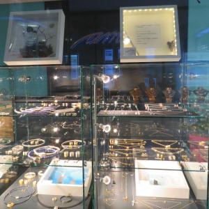 Ausstellung artig auf Abstand bei Amica Schmuck