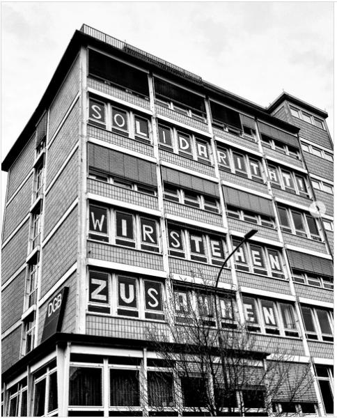 Solidarität - wir stehen zusammen - Buchstaben am DGB-Haus